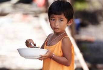 photodune-3383154-eating-breakfast-in-the-outdoors-l2-1200x661-1024x564-640x480